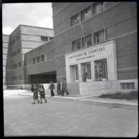 Fachada de la Facultad de Ciencias, Sección de  Químicas. [1940-1950]. Fotógrafo: Castellanos