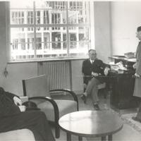 Fotografía de Manuel García Morente conversando en el despacho con Juan Zaragüeta Bengoechea.