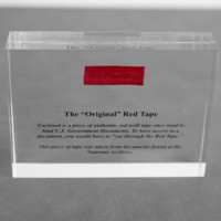 Pisapapeles comercializado por los National Archives and Records Administration con fragmento de balduque