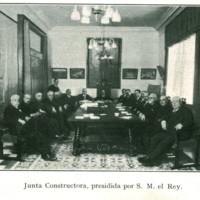 Fotografía de la primera sesión de la Junta Constructora,  presidida por Alfonso XIII.