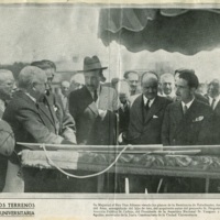 Fotografía del rey Alfonso XIII  visitando los terrenos de la Ciudad Universitaria.