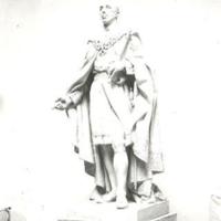 Fotografía de la estatua de Alfonso XIII, realizada por Fructuoso Lafuente Orduna para la Ciudad Universitaria.