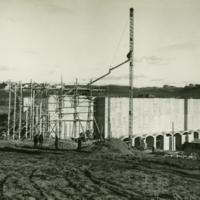Fotografía de la construcción del muro de contención de la denominada “Avenida de la Universidad”.