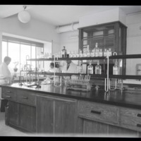 Laboratorio de la Facultad de Ciencias, Sección de  Químicas. [1940-1950]. Fotógrafo: Castellanos